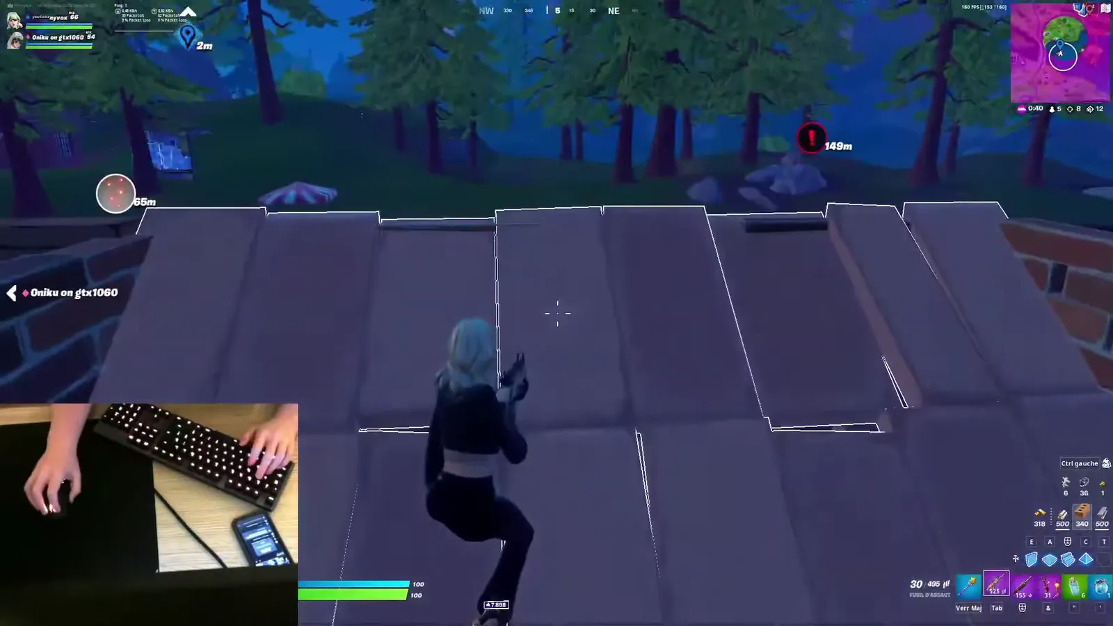 Une partie de Fortnite en direct, le clavier et la souris filmés en incrustation