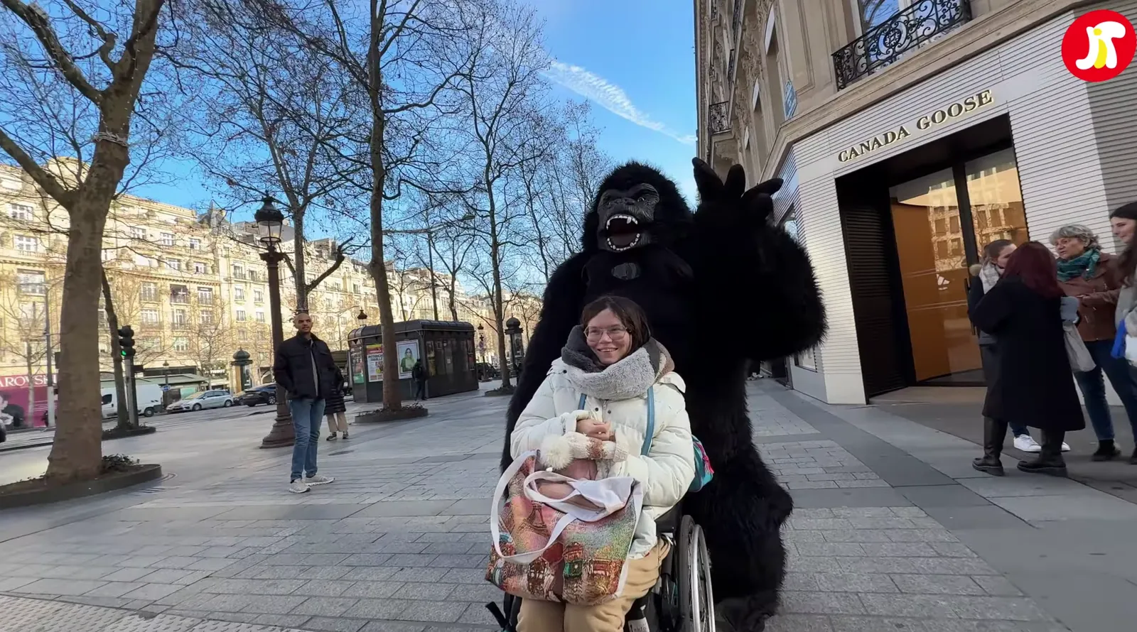 Tournage en extérieur : le gorille de l'équipe devant une boutique, le logo du JT en haut